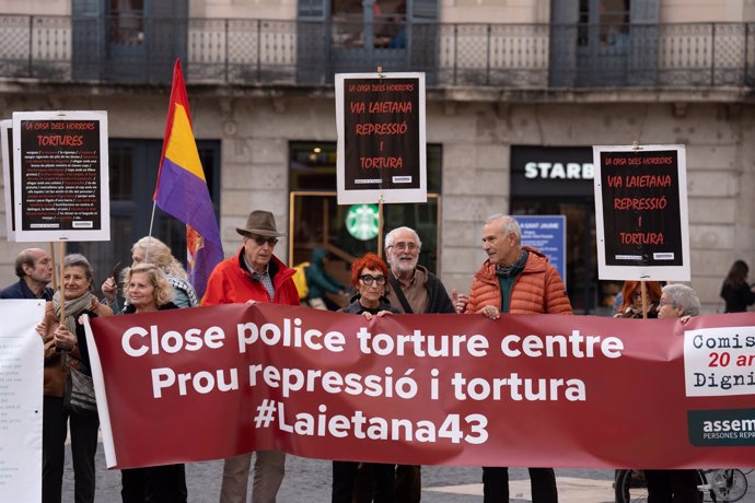 Una treintena de manifestantes piden durante la visita a Barcelona del ministro del Interior, Fernando Grande-Marlaska, la reconversión de la Jefatura de Via Laietana en un espacio de memoria para las víctimas de la dictadura franquista