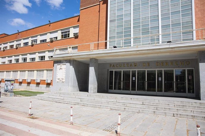 Archivo - Entrada a la Facultad de Derecho de la Universidad Complutense de Madrid, a 3 de mayo de 2024, en Madrid (España). 