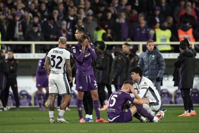 Jugadores de la Fiorentina y el Inter de milán reaccionan al desmayoen pleno partido del futbolista Edoardo Bove. 