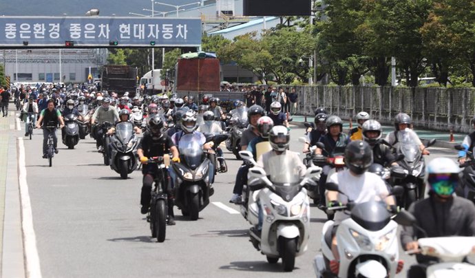 Archivo - 12 July 2023, South Korea, Ulsan: Unionized workers on the day shift of Hyundai Motor Co.