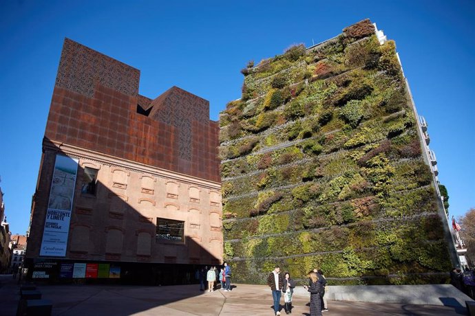 Archivo - Fachada y jardín vertical del Museo CaixaForum, a 20 de enero de 2024, en Madrid (España). 