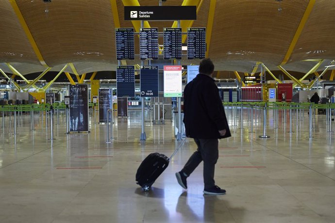 Archivo - Un pasajero camina por la terminal T4 del Aeropuerto Adolfo Suárez Madrid-Barajas.