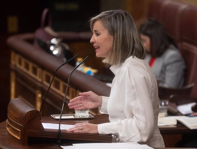 La portavoz de Sumar en el Congreso, Verónica Martínez, interviene durante una sesión plenaria, en el Congreso de los Diputados, a 27 de noviembre de 2024, en Madrid (España).