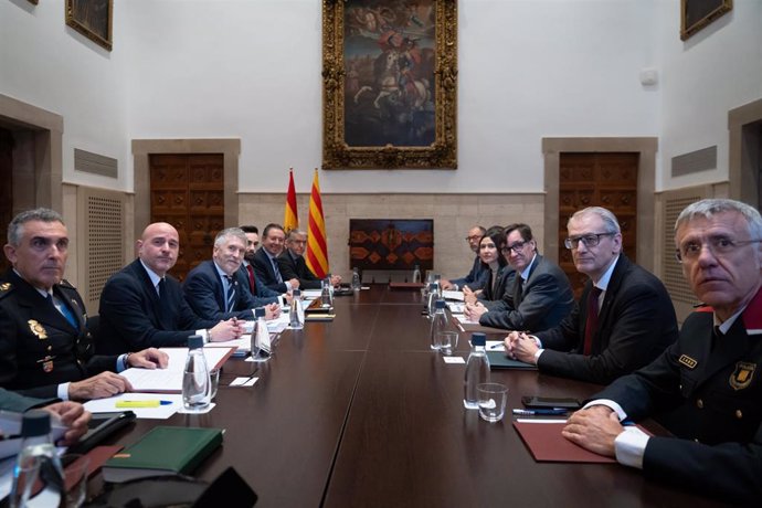 El ministro del Interior, Fernando Grande-Marlaska (i) y  el  presidente de la Generalitat de Cataluña, Salvador Illa (d), durante  la Junta de Seguridad de Cataluña, en el Palau de la Generalitat.