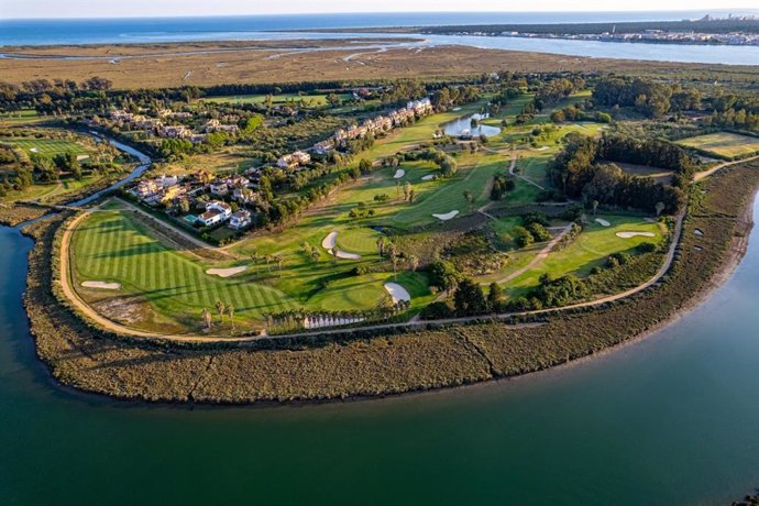 Archivo - Campo de golf en la provincia de Huelva.