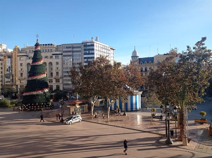 El Ayuntamiento de València desactiva el protocolo contaminación decretado en la ciudad tras dismunuir las partículas en suspensión en el aire. Imagen de la plaza del Ayuntamiento de València con el árbol de Navidad 2025 instalado.