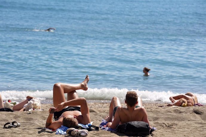 Archivo - Imagen de playa de la costa de Málaga el pasado mes de octubre.