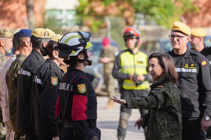 La ministra de Defensa, Margarita Robles, saluda a miembros de la UME, durante su visita a la Base Militar Jaime I, a 9 de noviembre de 2024, en Bétera, Valencia, Comunidad Valenciana (España). En esta base están centralizados todos los militares desplega