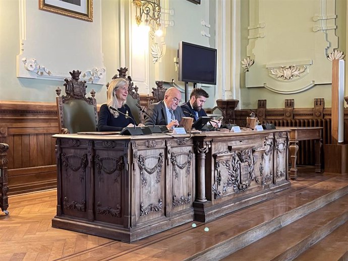 El alcalde de Valladolid, Jesús Julio Carnero; la concejala de Educación y Cultura, Irene Carvajal; y el concejal de Hacienda, Francisco Blanco, en el acto de conmmemoración del 46 aniversario de la Contitución española