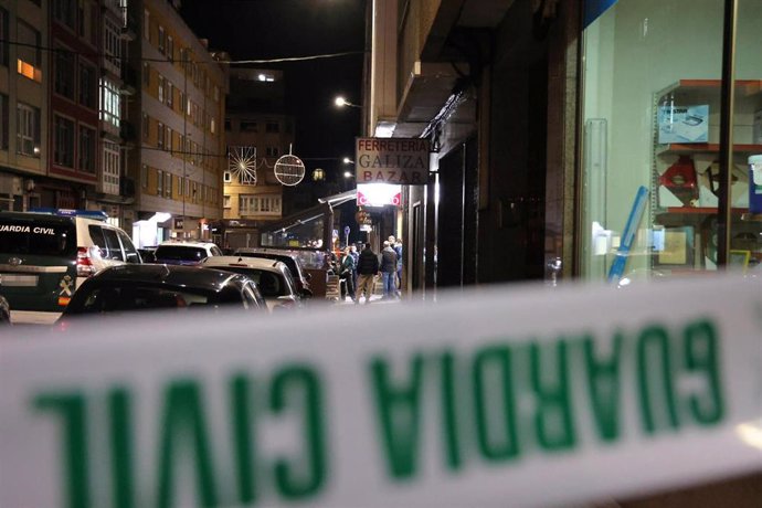 Varios agentes de la Guardia Civil acordonan la zona del suceso en Carballo, a 4 de diciembre de 2024, en Carballo, A Coruña, Galicia (España). Un hombre ha fallecido este miércoles al resultar herido con un arma de fuego en el bar Castro de Carballo. Las