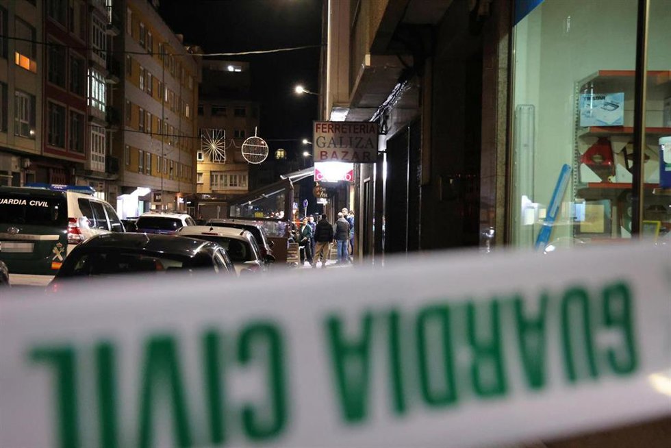 Varios agentes de la Guardia Civil acordonan la zona del suceso en Carballo, a 4 de diciembre de 2024, en Carballo, A Coruña, Galicia (España). Un hombre ha fallecido este miércoles al resultar herido con un arma de fuego en el bar Castro de Carballo. L
