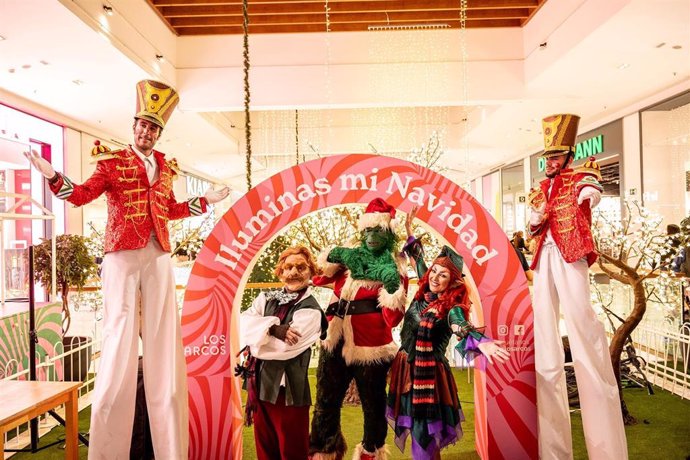 El centro comercial Los Arcos, en Sevilla, arranca su primer fin de semana de Navidad con un concierto 'bajo las velas' abierto al público.