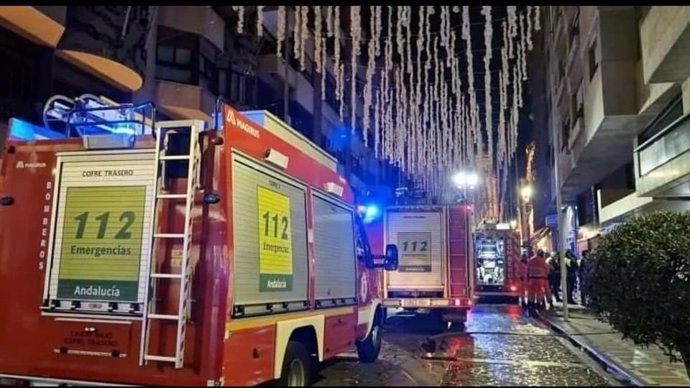 Bomberos en la calle Bernabé Soriano, en Jaén capital, donde tuvo lugar el incendio en el que fallecieron una madre y una hija