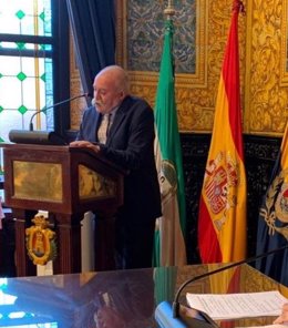 Jesús Melgar recogiendo el título de Hijo Adoptivo de Algeciras.