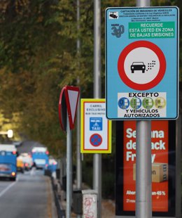 Un cartel marca la el Inicio de una Zona de Bajas Emisiones (ZBE), a 20 de noviembre de 2024, en Madrid (España).