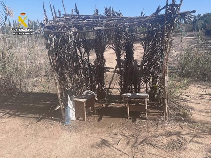 Investigan a dos personas por capturar aves de forma ilegal con redes abatibles en Elche (Alicante).