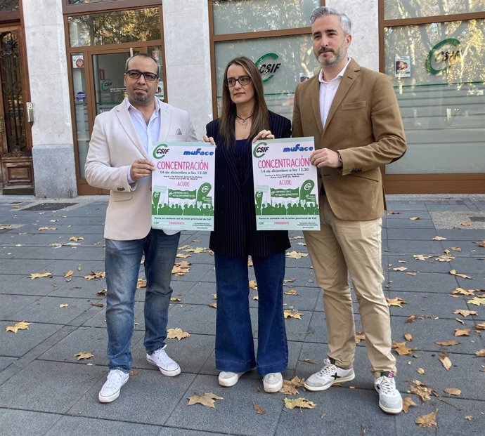 Enrique Vega (i), Isabel Madruga y Rodrigo Molledo, antes de la rueda de prensa.