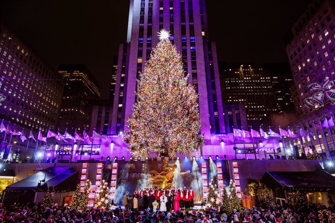 Archivo - Nueva York resplandece con el encendido del árbol de Navidad del Rockefeller Center