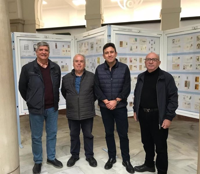 Presentación de la exposición filatélica jacobea en la oficina principal de Correos de Sevilla, en la avenida de la Constitución.