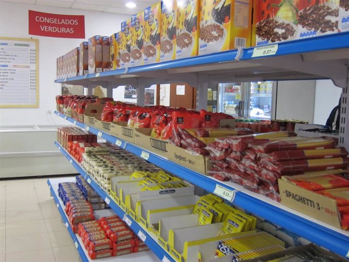 Archivo - Imagen de archivo de alimentos en un economato.