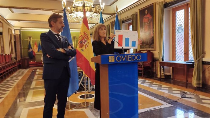 El portavoz del PSOE en el Ayuntamiento de Oviedo, Carlos Fernández Llaneza, junto a la concejala socialista Marisa Ponga, en rueda de prensa.