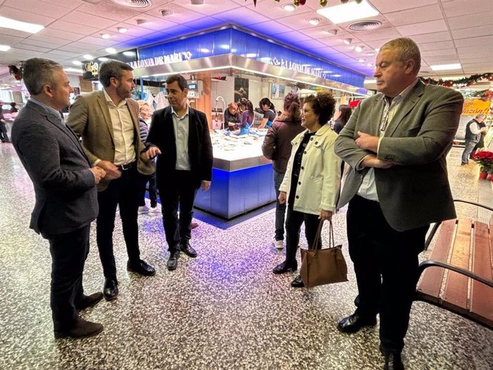 Los senadores del PP Antonio Luengo, Francisco Bernabé, José Ramón Díez de Revenga y Antonia López Moya, y el diputado regional Jesús Cano, en el mercado Saavedra Fajardo, en Murcia