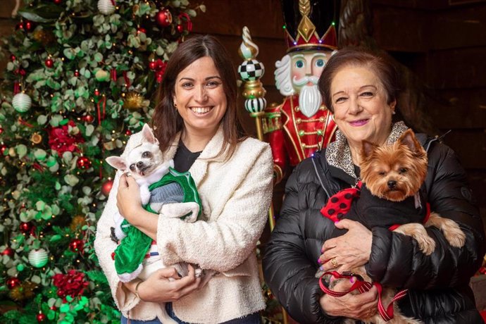 La consejera municipal de Medio Ambiente y Movilidad, Tatiana Gaudes, y la artista Corita Viamonte en la campaña de Navidad sobre las mascotas