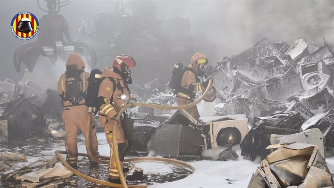 Incendio en una nave industrial de Alaquàs