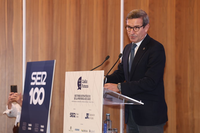 El consejero de Industria, Energía y Minas, Jorge Paradela, en un foro en Cádiz.