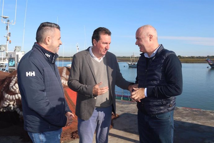 El vicesecretario de Agricultura, Pesca, Agua y Desarrollo Sostenible del PP de Andalucía, José Carlos Álvarez, en Punta Umbría (Huelva), junto al presidente del PP de Huelva, Manuel Andrés González.