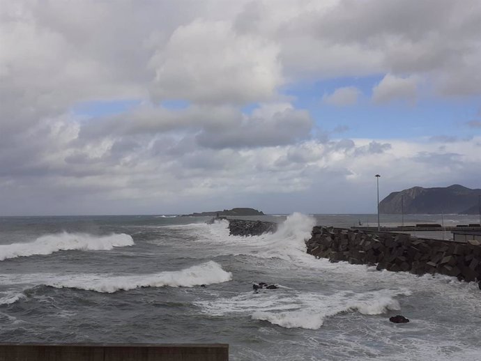 Archivo - Oleaje en Bermeo (Bizkaia)