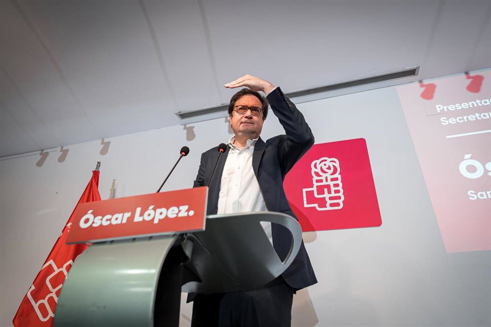El ministro de Transformación Digital y Función Pública, Óscar López, ofrece una rueda de prensa para anunciar que presenta su candidatura como secretario general del PSOE de Madrid, en la sede de la Agrupación Socialista del distrito Centro, a 5 de dic