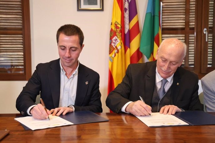 El presidente del Consell de Mallorca, Llorenç Galmés (i), y el alcalde de Valldemossa, Nadal Torres (d).