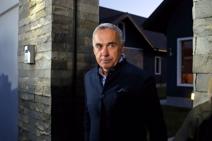 IZVORANI (ROMANIA), Nov. 26, 2024  -- Independent candidate Calin Georgescu arrives to speak to the media in front of his residence in Izvorani village, near Bucharest, Romania, on Nov. 26, 2024. Independent candidate Calin Georgescu and Elena Lasconi, le