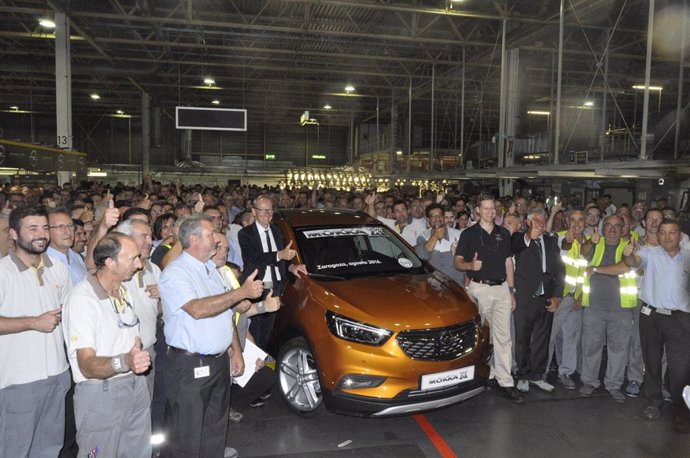 Archivo - El presidente-consejero delegado de Opel Europa, Karl Thomas Neumann posa, junto con directivos y empleados de Opel España, con el nuevo Mokka X en la fábrica de Figueruelas (Zaragoza) el 31 de agosto de 2016. 