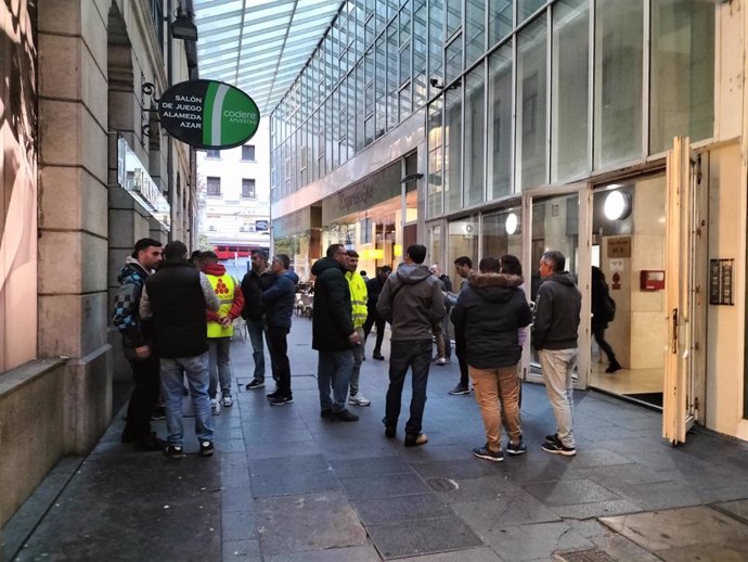 Representantes de Katoen Natie junto al edificio que alberga la sede del ORECLA