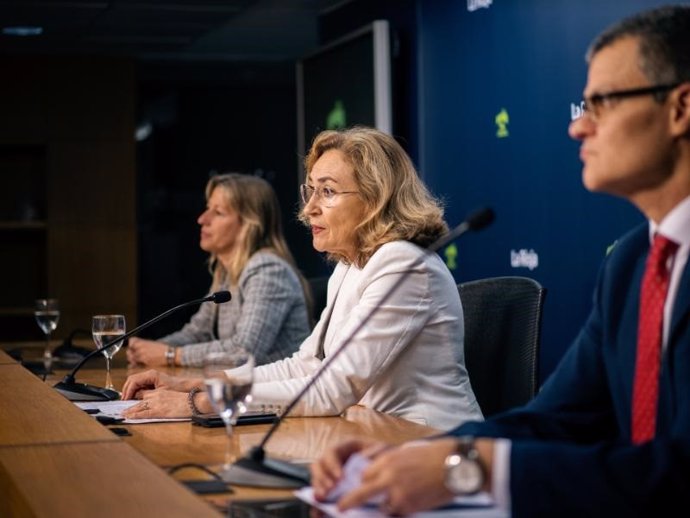 La consejera de Salud y Políticas Sociales, María Martín, junto con el presidente de la Fundación Banco de Alimentos de La Rioja, Juan Carlos Fernández, y la directora general de Servicios Sociales e Instituto de la Igualdad, Marta Gómez