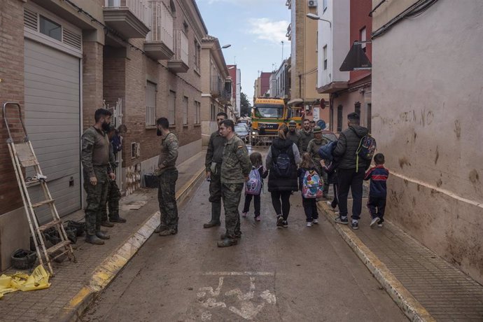 Militares junto a los alumnos que han salido del colegio La Inmaculada