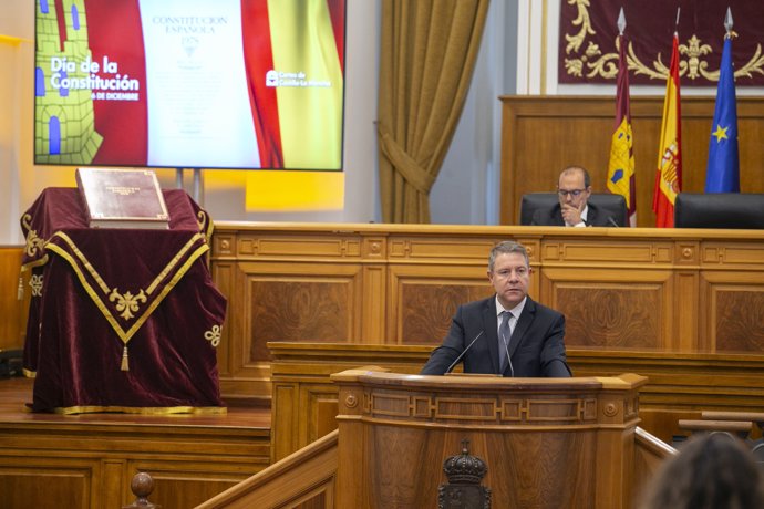 El presidente de C-LM, Emiliano García-Page, participa en las Cortes en el acto aniversario de la Constitución.