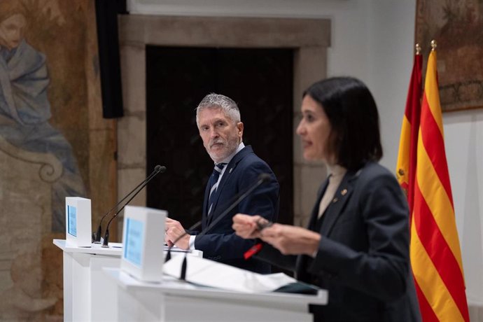 El ministro del Interior, Fernando Grande-Marlaska, y la consellera de Interior, Núria Parlon, en la rueda de prensa tras la Junta de Seguridad de Catalunya, a 5 de diciembre de 2024, en Barcelona (España)