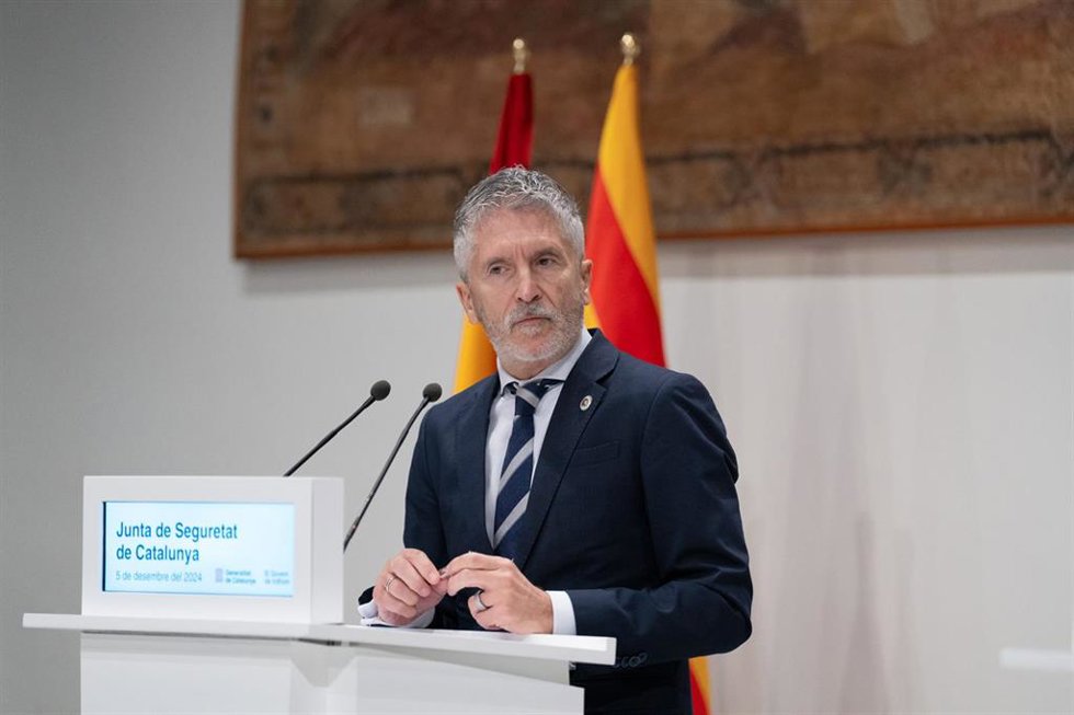 El ministro del Interior, Fernando Grande-Marlaska, durante una rueda de prensa posterior a la Junta de Seguridad de Cataluña, en el Palau de la Generalitat, a 5 de diciembre de 2024, en Barcelona, Cataluña (España). La junta se celebra sin incluir en e