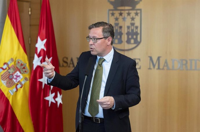 Archivo - El portavoz del Partido Popular en la Asamblea de Madrid, Alfonso Serrano, realiza declaraciones tras un pleno en la Asamblea, a 16 de marzo de 2023, en Madrid (España). El Pleno de la Asamblea de Madrid aprueba, con los votos de PP y Vox, el Pr