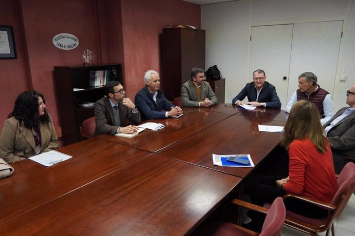 El  vicepresidente de la Diputación, José Antonio Zamora, entrega a los representantes de ayuntamientos los presupuestos alineados según los ODS.