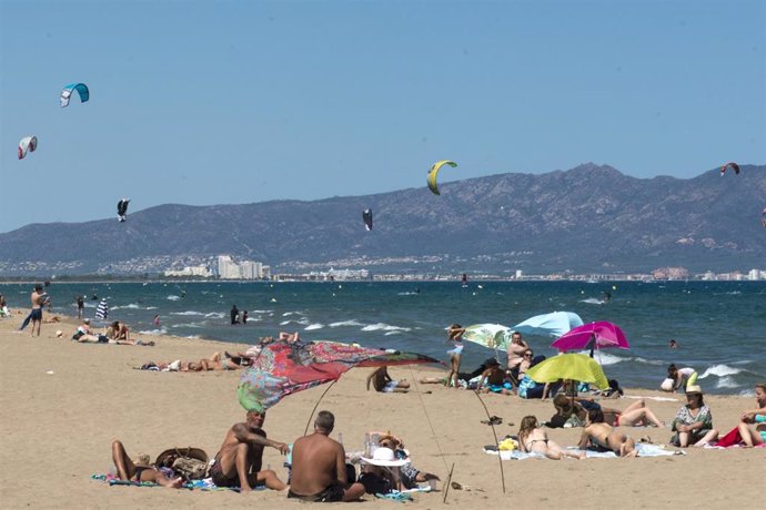 Archivo - Playa de Sant Pere Pescador