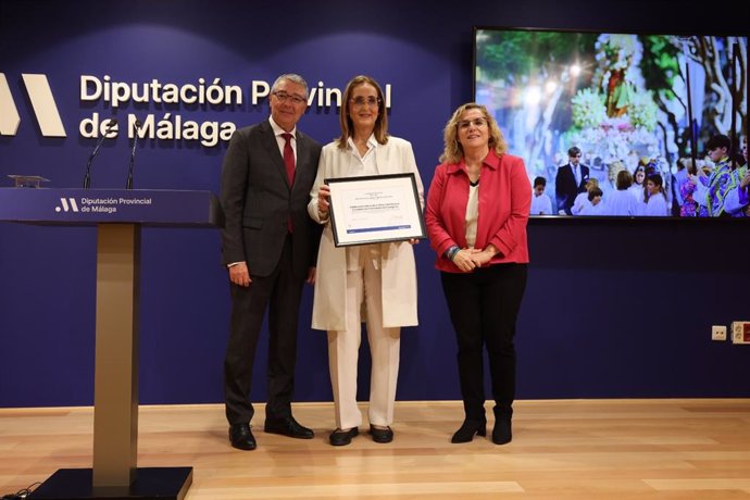 El presidente de la Diputación de Málaga, Francisco Salado, junto a la alcaldesa de Fuengirola, Ana Mula y la hermana mayor de la Archicofradía del Rosario Coronada de Fuengirola, Dolores Ortega.