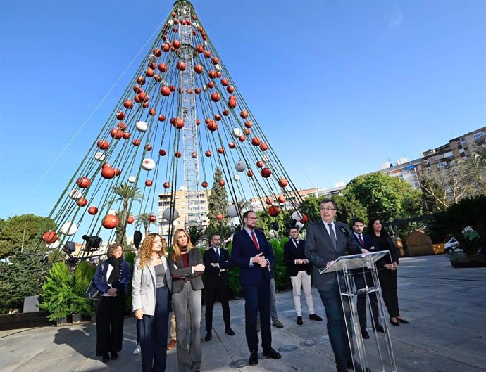 El alcalde de Murcia, José Ballesta, presenta el gran árbol de Navidad de Murcia