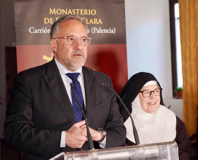 La repostería de casi una veintena de conventos y monasterios de CyL traslada a las Cortes su 'Dulce tentación'.En la foto, el presidente de las Cortes junto a una monja.