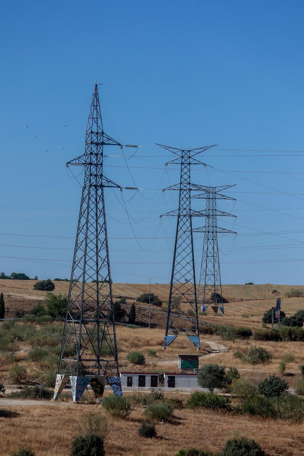 Archivo - Torre de alta tensión, a 8 de septiembre de 2024, en Madrid (España). El precio medio de la electricidad en el mercado mayorista ha caido este domingo, 8 de septiembre, un 14,2% con respecto al sábado, hasta situarse en los 67,76 euros por meg