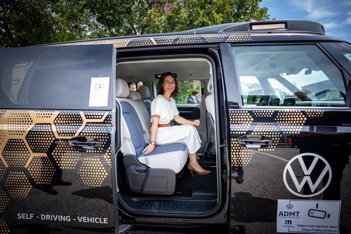 Archivo - 12 September 2023, US, Austin: German Foreign Minister Annalena Baerbock, sits in a self-driving car made by Mobileye, which is conducting test drives of autonomous vehicles in cooperation with Volkswagen. 