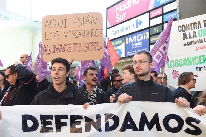 Protestas por la educación pública en la puerta de la Asamblea de Madrid, durante un pleno en la Asamblea de Madrid, a 5 de diciembre de 2024, en Madrid (España)